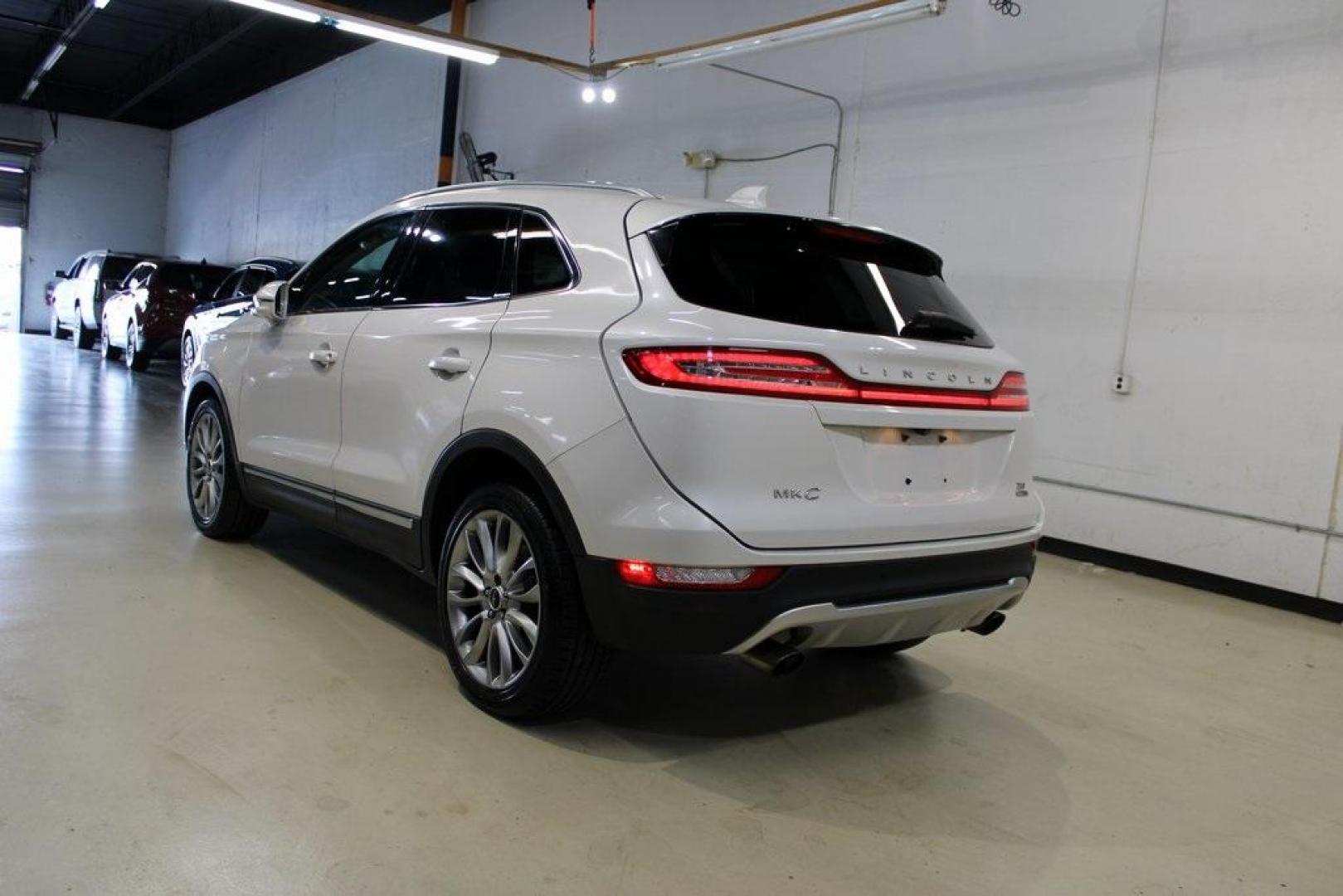 2016 White Platinum Clearcoat Metallic /White Sands/Espresso Lincoln MKC Reserve (5LMCJ3C98GU) with an EcoBoost 2.0L I4 GTDi DOHC Turbocharged VCT engine, Automatic transmission, located at 15300 Midway Rd., Addison, TX, 75001, (972) 702-0011, 32.958321, -96.838074 - Photo#3