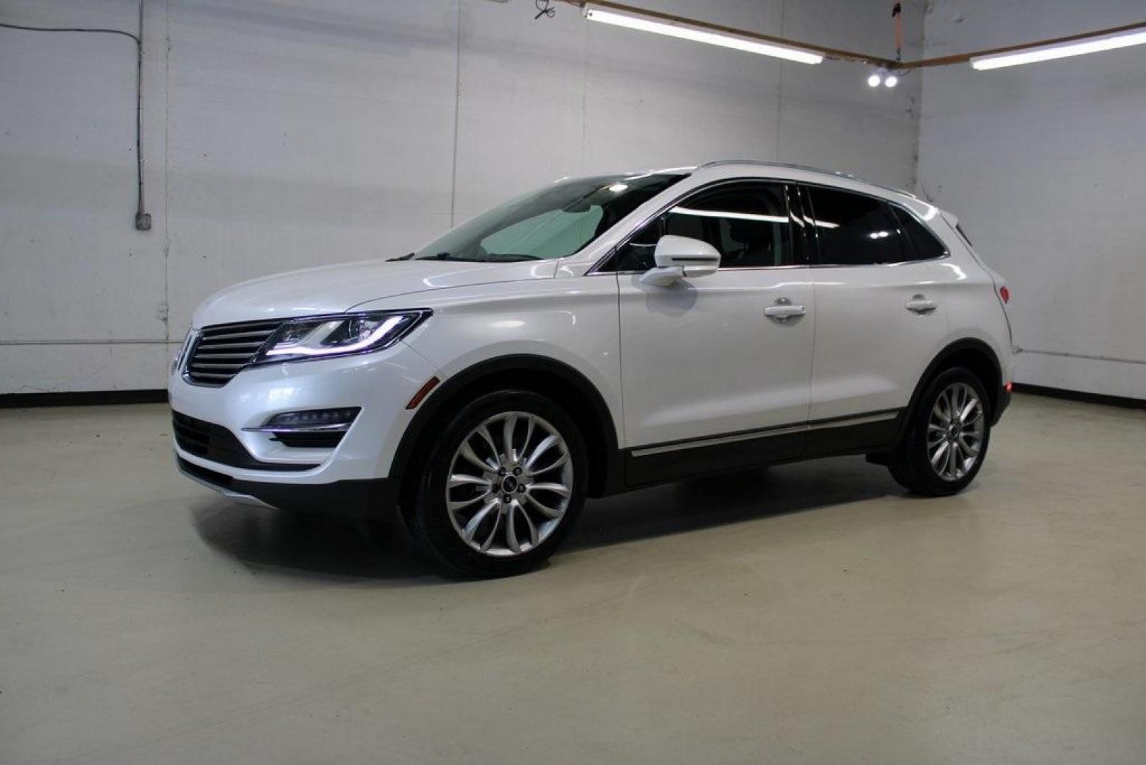 2016 White Platinum Clearcoat Metallic /White Sands/Espresso Lincoln MKC Reserve (5LMCJ3C98GU) with an EcoBoost 2.0L I4 GTDi DOHC Turbocharged VCT engine, Automatic transmission, located at 15300 Midway Rd., Addison, TX, 75001, (972) 702-0011, 32.958321, -96.838074 - Photo#4