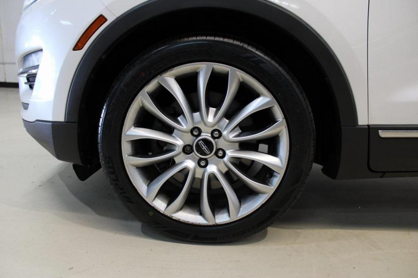 2016 White Platinum Clearcoat Metallic /White Sands/Espresso Lincoln MKC Reserve (5LMCJ3C98GU) with an EcoBoost 2.0L I4 GTDi DOHC Turbocharged VCT engine, Automatic transmission, located at 15300 Midway Rd., Addison, TX, 75001, (972) 702-0011, 32.958321, -96.838074 - Photo#8