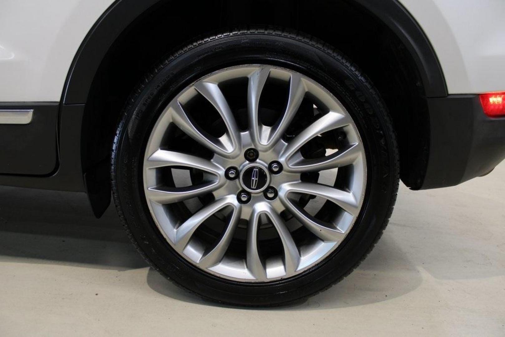 2016 White Platinum Clearcoat Metallic /White Sands/Espresso Lincoln MKC Reserve (5LMCJ3C98GU) with an EcoBoost 2.0L I4 GTDi DOHC Turbocharged VCT engine, Automatic transmission, located at 15300 Midway Rd., Addison, TX, 75001, (972) 702-0011, 32.958321, -96.838074 - Photo#9