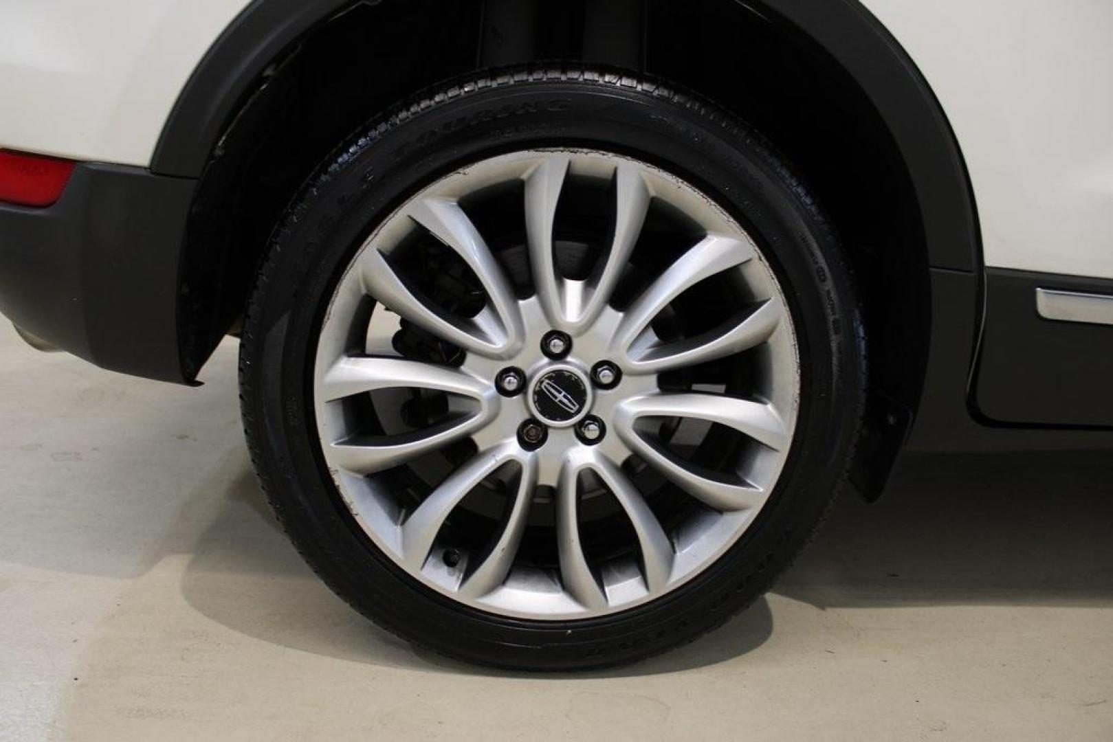 2016 White Platinum Clearcoat Metallic /White Sands/Espresso Lincoln MKC Reserve (5LMCJ3C98GU) with an EcoBoost 2.0L I4 GTDi DOHC Turbocharged VCT engine, Automatic transmission, located at 15300 Midway Rd., Addison, TX, 75001, (972) 702-0011, 32.958321, -96.838074 - Photo#10