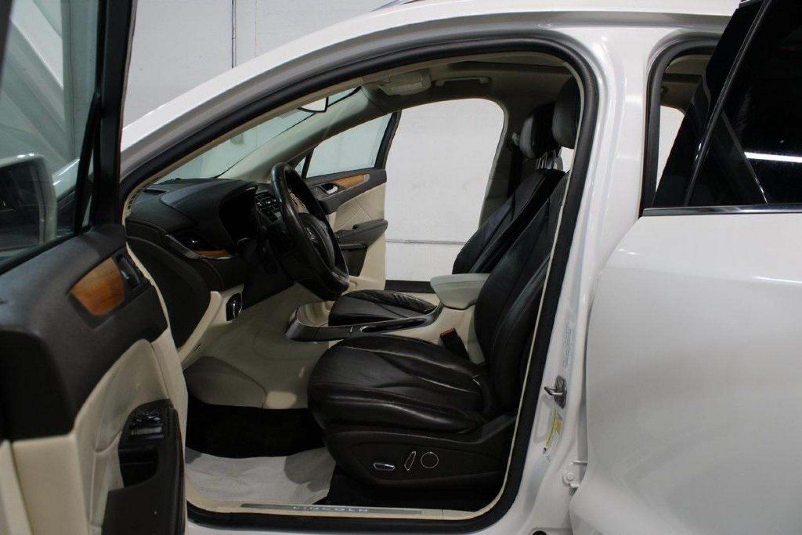 2016 White Platinum Clearcoat Metallic /White Sands/Espresso Lincoln MKC Reserve (5LMCJ3C98GU) with an EcoBoost 2.0L I4 GTDi DOHC Turbocharged VCT engine, Automatic transmission, located at 15300 Midway Rd., Addison, TX, 75001, (972) 702-0011, 32.958321, -96.838074 - Photo#13