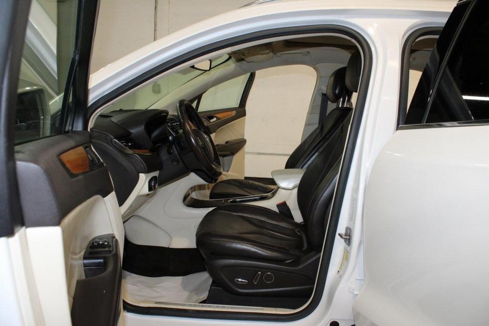 2016 White Platinum Clearcoat Metallic /White Sands/Espresso Lincoln MKC Reserve (5LMCJ3C98GU) with an EcoBoost 2.0L I4 GTDi DOHC Turbocharged VCT engine, Automatic transmission, located at 15300 Midway Rd., Addison, TX, 75001, (972) 702-0011, 32.958321, -96.838074 - Photo#14