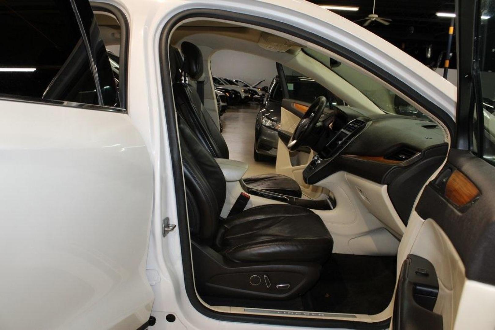 2016 White Platinum Clearcoat Metallic /White Sands/Espresso Lincoln MKC Reserve (5LMCJ3C98GU) with an EcoBoost 2.0L I4 GTDi DOHC Turbocharged VCT engine, Automatic transmission, located at 15300 Midway Rd., Addison, TX, 75001, (972) 702-0011, 32.958321, -96.838074 - Photo#15