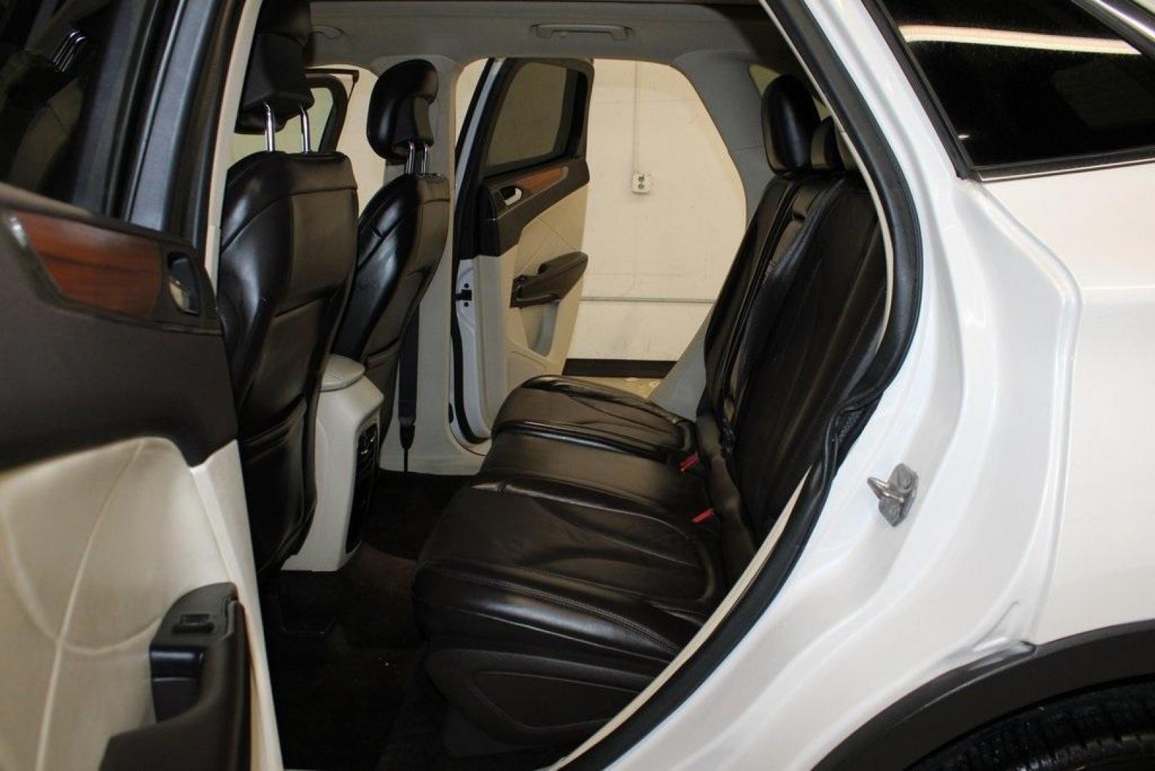 2016 White Platinum Clearcoat Metallic /White Sands/Espresso Lincoln MKC Reserve (5LMCJ3C98GU) with an EcoBoost 2.0L I4 GTDi DOHC Turbocharged VCT engine, Automatic transmission, located at 15300 Midway Rd., Addison, TX, 75001, (972) 702-0011, 32.958321, -96.838074 - Photo#17