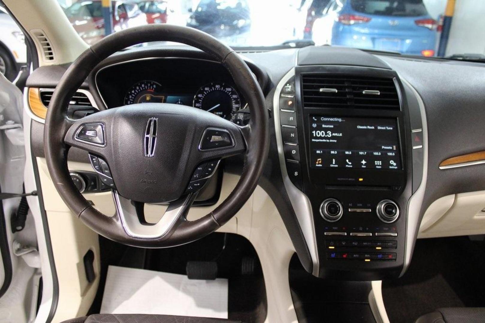 2016 White Platinum Clearcoat Metallic /White Sands/Espresso Lincoln MKC Reserve (5LMCJ3C98GU) with an EcoBoost 2.0L I4 GTDi DOHC Turbocharged VCT engine, Automatic transmission, located at 15300 Midway Rd., Addison, TX, 75001, (972) 702-0011, 32.958321, -96.838074 - Photo#18