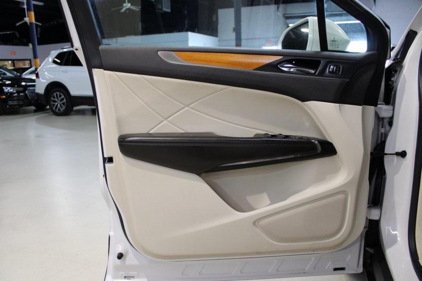 2016 White Platinum Clearcoat Metallic /White Sands/Espresso Lincoln MKC Reserve (5LMCJ3C98GU) with an EcoBoost 2.0L I4 GTDi DOHC Turbocharged VCT engine, Automatic transmission, located at 15300 Midway Rd., Addison, TX, 75001, (972) 702-0011, 32.958321, -96.838074 - Photo#27