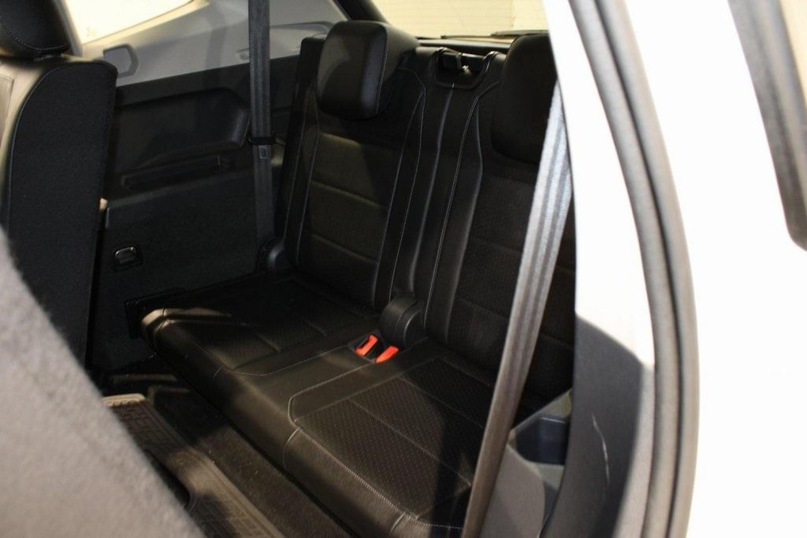 2018 Silk Blue Metallic /Titan Black Volkswagen Tiguan 2.0T SEL (3VV3B7AX2JM) with an 2.0L TSI DOHC engine, Automatic transmission, located at 15300 Midway Rd., Addison, TX, 75001, (972) 702-0011, 32.958321, -96.838074 - Photo#16