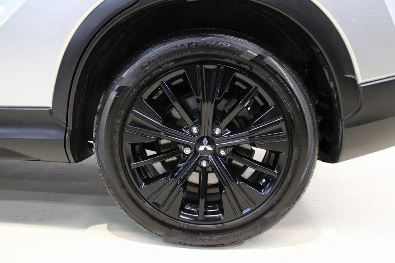 2022 Alloy Silver Metallic /Black Mitsubishi Eclipse Cross LE (JA4ASVAA3NZ) with an 1.5L I4 DI Turbocharged DOHC 16V LEV3-ULEV70 152hp engine, CVT transmission, located at 15300 Midway Rd., Addison, TX, 75001, (972) 702-0011, 32.958321, -96.838074 - Photo#9