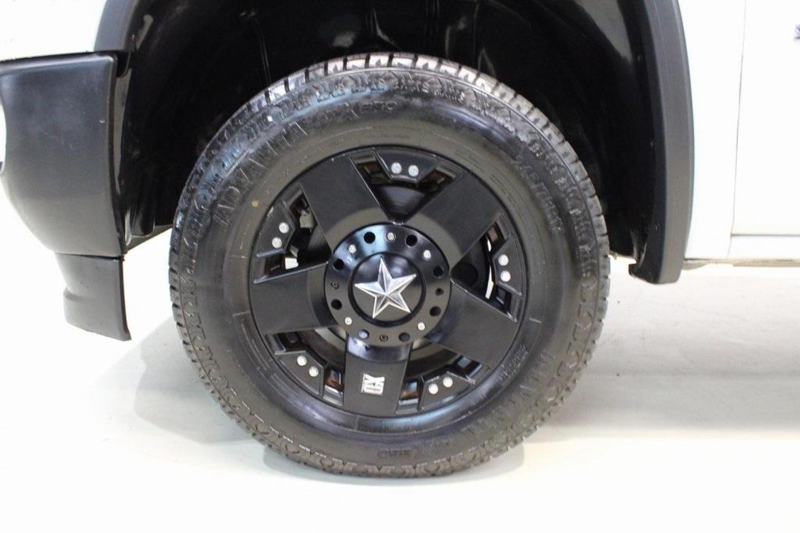 2017 Summit White /Dark Ash Seats With Jet Black Interior Accents GMC Sierra 1500 Base (1GTN1LEC8HZ) with an EcoTec3 5.3L V8 engine, Automatic transmission, located at 15300 Midway Rd., Addison, TX, 75001, (972) 702-0011, 32.958321, -96.838074 - Photo#5