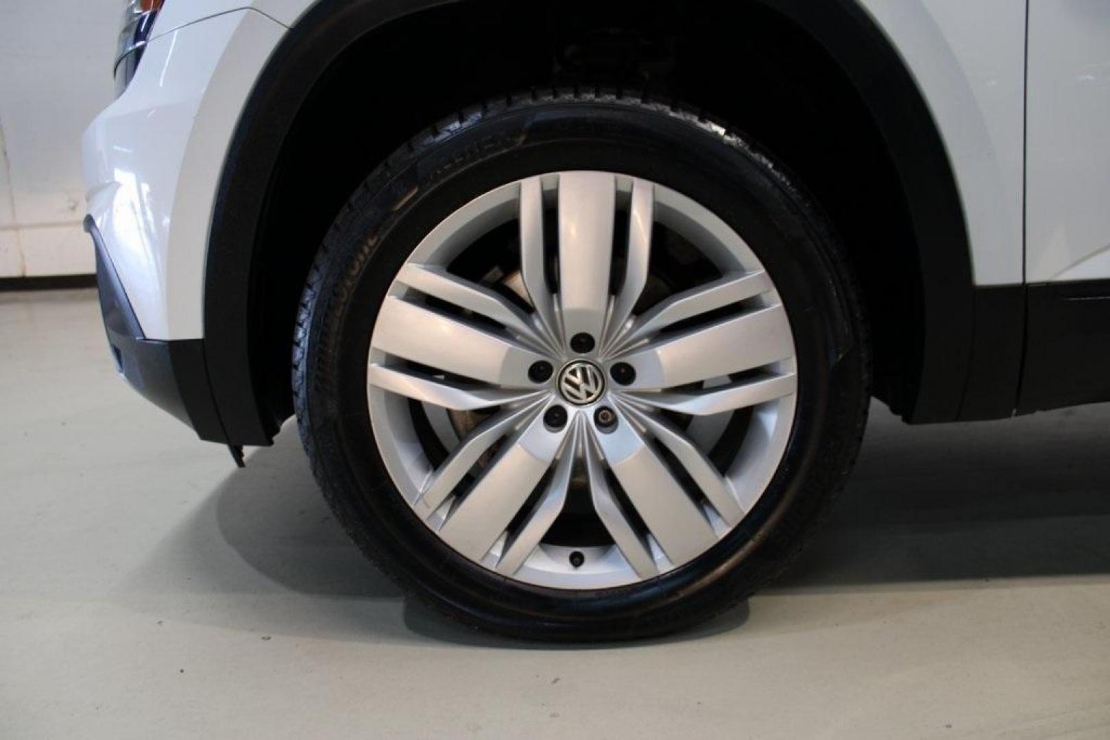 2019 Pure White /Titan Black Volkswagen Atlas 3.6L V6 SE (1V2WR2CA6KC) with an 3.6L VR6 engine, Automatic transmission, located at 15300 Midway Rd., Addison, TX, 75001, (972) 702-0011, 32.958321, -96.838074 - Photo#7