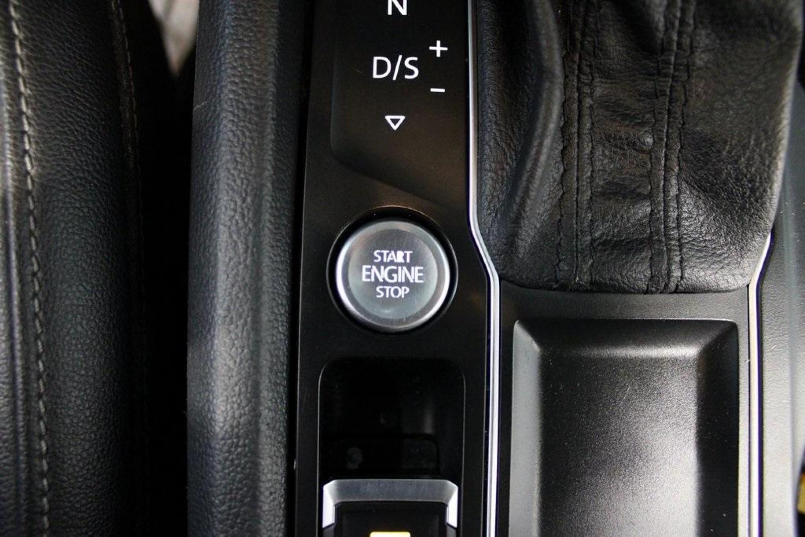 2019 Pure White /Titan Black Volkswagen Atlas 3.6L V6 SE (1V2WR2CA6KC) with an 3.6L VR6 engine, Automatic transmission, located at 15300 Midway Rd., Addison, TX, 75001, (972) 702-0011, 32.958321, -96.838074 - Photo#21