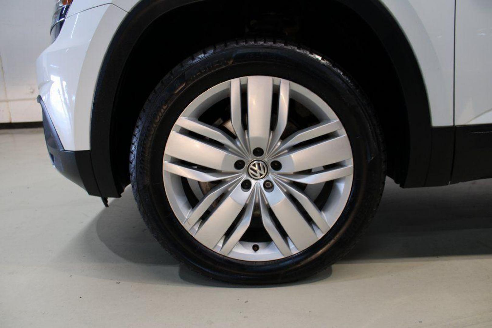 2019 Pure White /Titan Black Volkswagen Atlas 3.6L V6 SE (1V2WR2CA6KC) with an 3.6L VR6 engine, Automatic transmission, located at 15300 Midway Rd., Addison, TX, 75001, (972) 702-0011, 32.958321, -96.838074 - 2019 Volkswagen Atlas SE 4MOTION<br><br>Now Available at Midway Auto Group Addison, Texas<br><br>Spacious, powerful, and family-ready, the 2019 Volkswagen Atlas SE 4MOTION delivers three-row versatility with the confidence of Volkswagens all-wheel-drive system. With its roomy cabin, refined ride qu - Photo#7