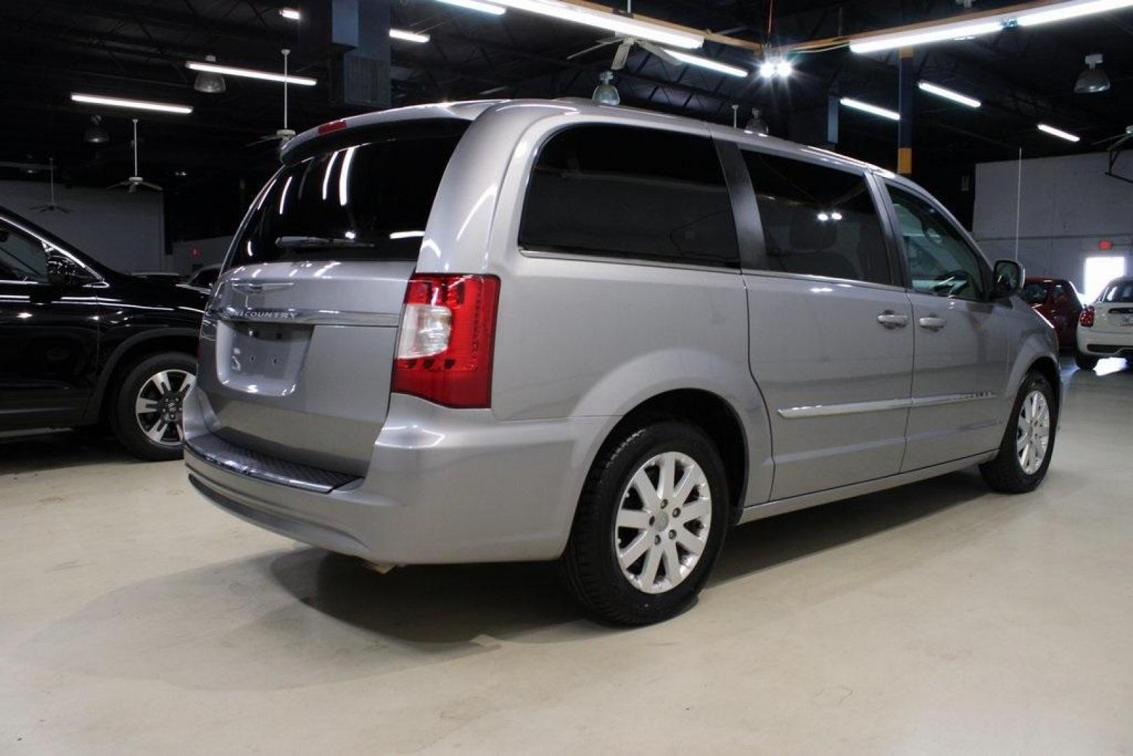 2016 Billet Silver Metallic Clearcoat /Black/Light Graystone Chrysler Town and Country Touring (2C4RC1BG4GR) with an 3.6L 6-Cylinder SMPI Flex Fuel DOHC engine, Automatic transmission, located at 15300 Midway Rd., Addison, TX, 75001, (972) 702-0011, 32.958321, -96.838074 - Photo#2