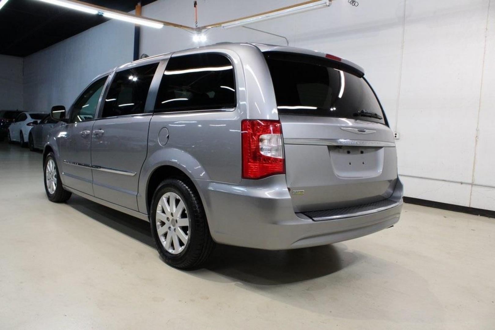 2016 Billet Silver Metallic Clearcoat /Black/Light Graystone Chrysler Town and Country Touring (2C4RC1BG4GR) with an 3.6L 6-Cylinder SMPI Flex Fuel DOHC engine, Automatic transmission, located at 15300 Midway Rd., Addison, TX, 75001, (972) 702-0011, 32.958321, -96.838074 - Photo#3