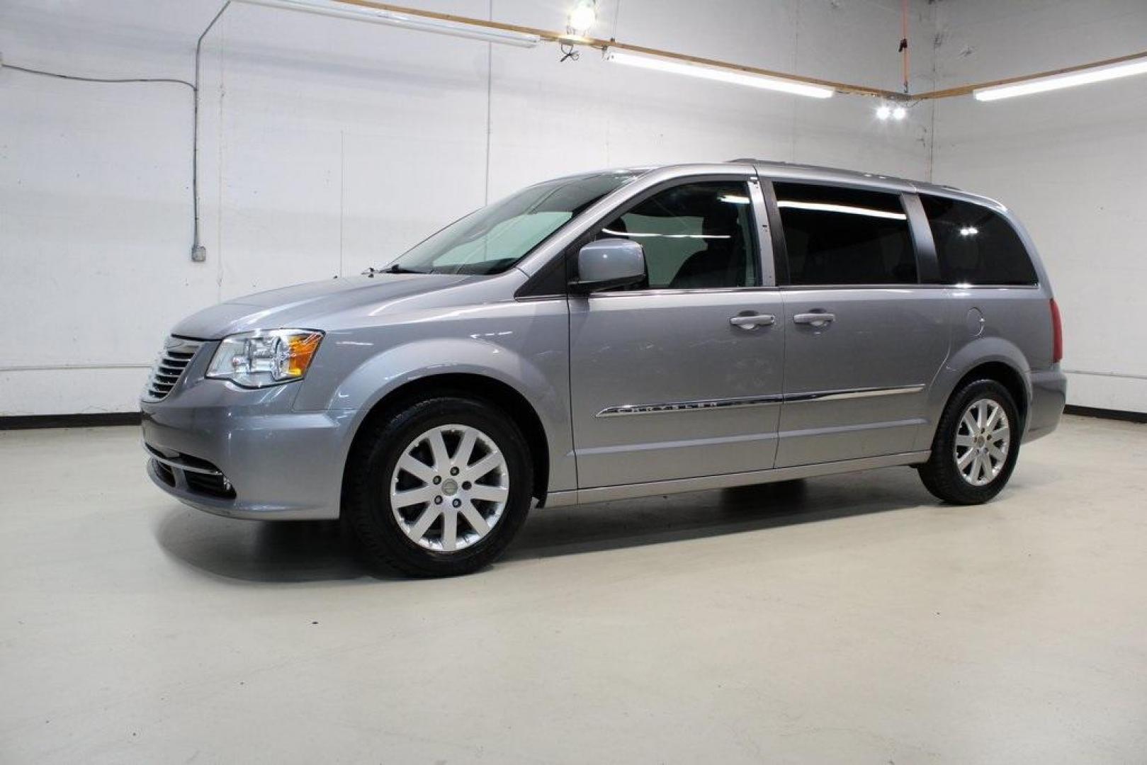 2016 Billet Silver Metallic Clearcoat /Black/Light Graystone Chrysler Town and Country Touring (2C4RC1BG4GR) with an 3.6L 6-Cylinder SMPI Flex Fuel DOHC engine, Automatic transmission, located at 15300 Midway Rd., Addison, TX, 75001, (972) 702-0011, 32.958321, -96.838074 - Photo#4