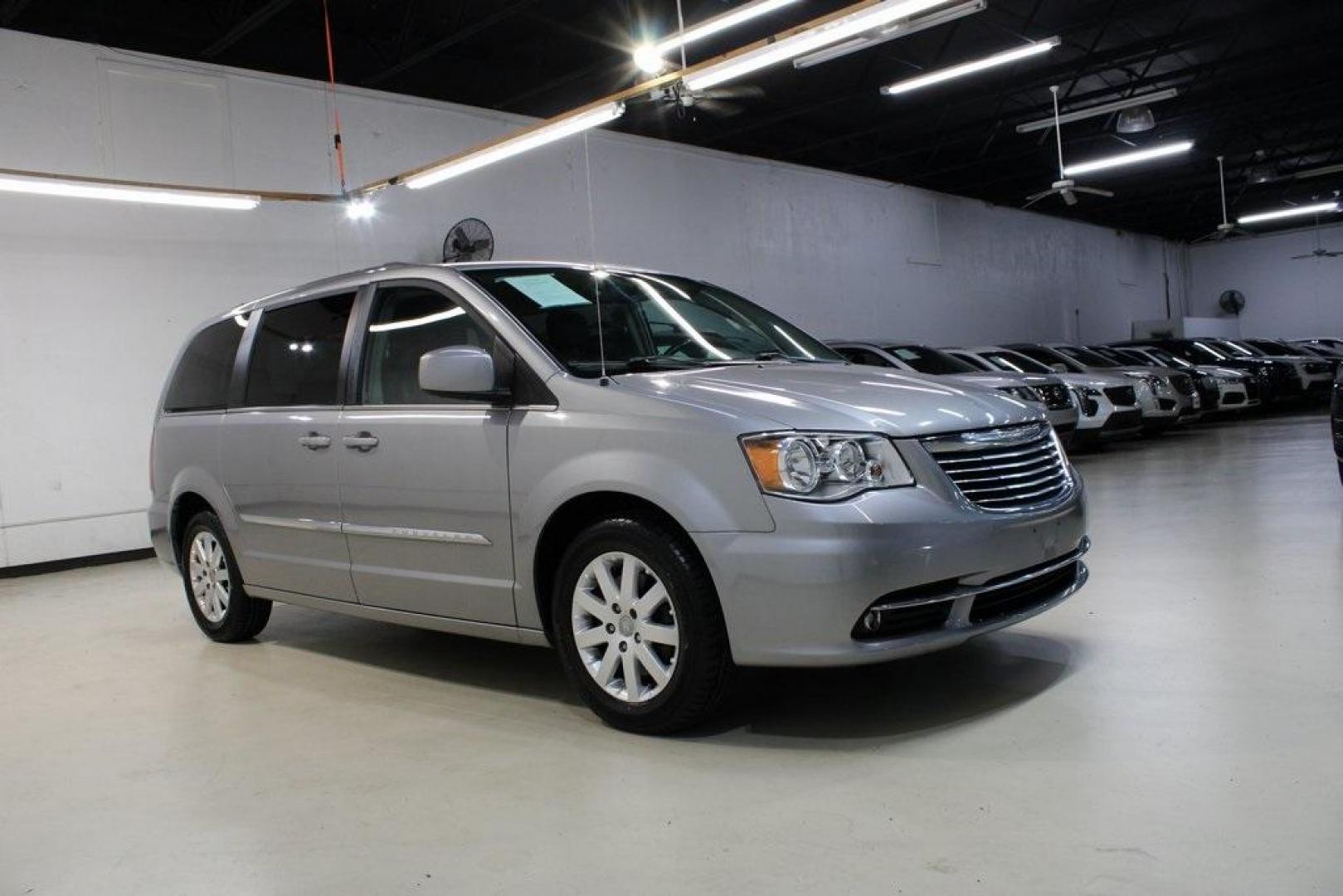 2016 Billet Silver Metallic Clearcoat /Black/Light Graystone Chrysler Town and Country Touring (2C4RC1BG4GR) with an 3.6L 6-Cylinder SMPI Flex Fuel DOHC engine, Automatic transmission, located at 15300 Midway Rd., Addison, TX, 75001, (972) 702-0011, 32.958321, -96.838074 - Photo#6
