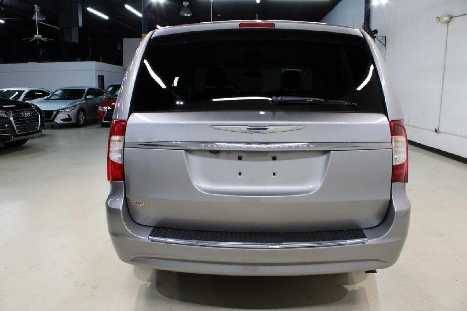 2016 Billet Silver Metallic Clearcoat /Black/Light Graystone Chrysler Town and Country Touring (2C4RC1BG4GR) with an 3.6L 6-Cylinder SMPI Flex Fuel DOHC engine, Automatic transmission, located at 15300 Midway Rd., Addison, TX, 75001, (972) 702-0011, 32.958321, -96.838074 - Photo#7