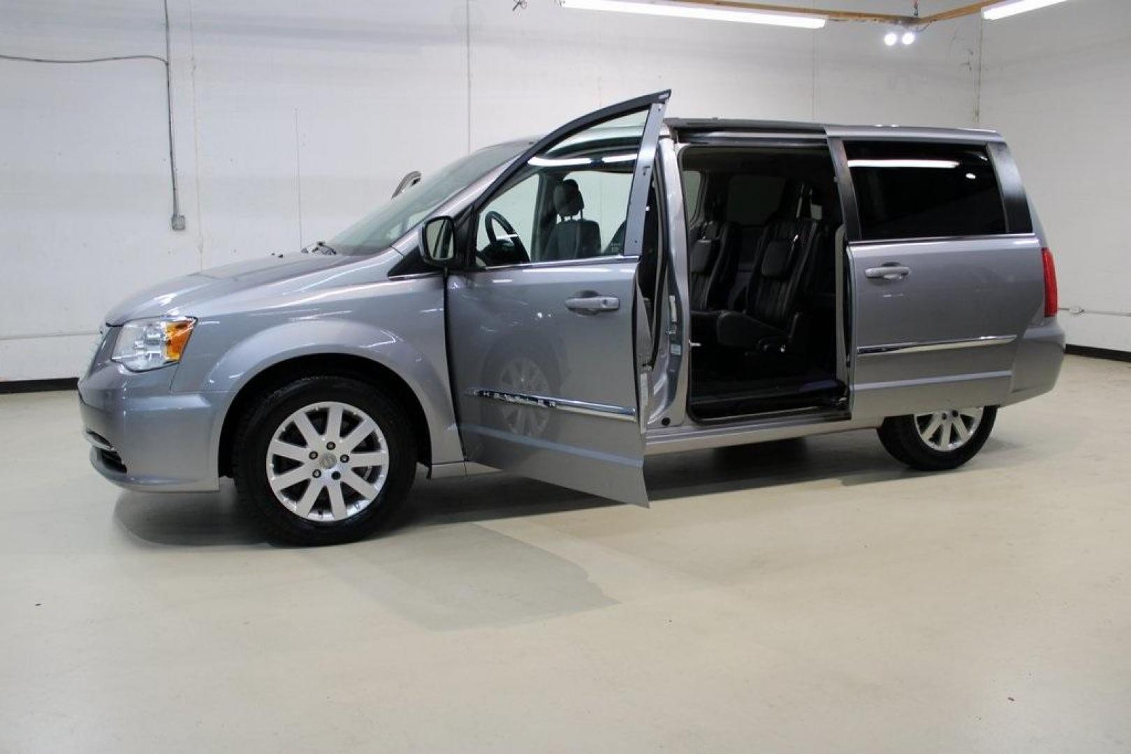 2016 Billet Silver Metallic Clearcoat /Black/Light Graystone Chrysler Town and Country Touring (2C4RC1BG4GR) with an 3.6L 6-Cylinder SMPI Flex Fuel DOHC engine, Automatic transmission, located at 15300 Midway Rd., Addison, TX, 75001, (972) 702-0011, 32.958321, -96.838074 - Photo#11