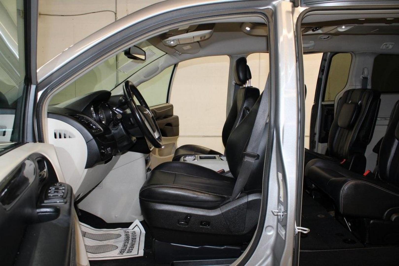 2016 Billet Silver Metallic Clearcoat /Black/Light Graystone Chrysler Town and Country Touring (2C4RC1BG4GR) with an 3.6L 6-Cylinder SMPI Flex Fuel DOHC engine, Automatic transmission, located at 15300 Midway Rd., Addison, TX, 75001, (972) 702-0011, 32.958321, -96.838074 - Photo#12