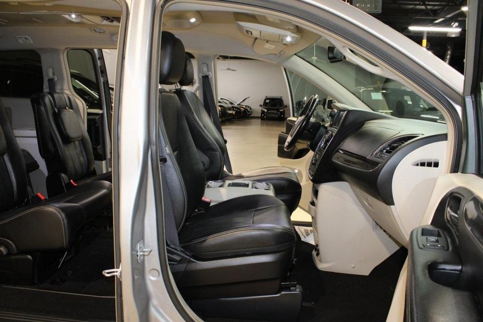 2016 Billet Silver Metallic Clearcoat /Black/Light Graystone Chrysler Town and Country Touring (2C4RC1BG4GR) with an 3.6L 6-Cylinder SMPI Flex Fuel DOHC engine, Automatic transmission, located at 15300 Midway Rd., Addison, TX, 75001, (972) 702-0011, 32.958321, -96.838074 - Photo#13