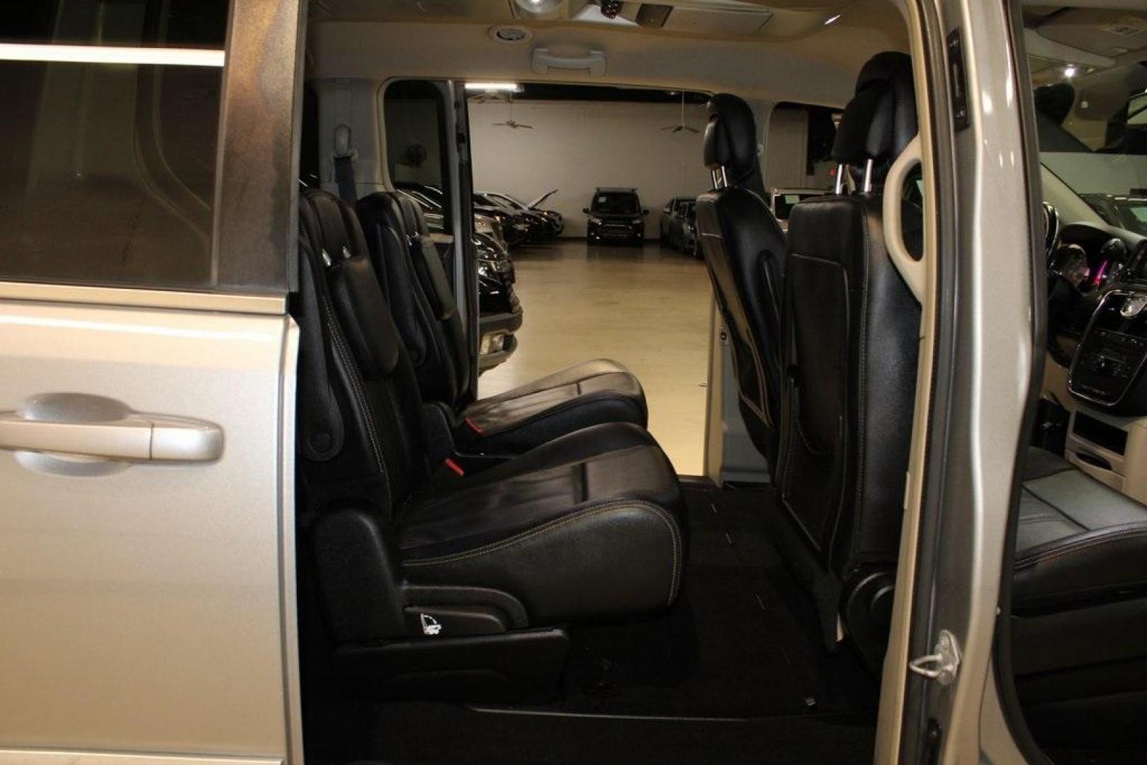 2016 Billet Silver Metallic Clearcoat /Black/Light Graystone Chrysler Town and Country Touring (2C4RC1BG4GR) with an 3.6L 6-Cylinder SMPI Flex Fuel DOHC engine, Automatic transmission, located at 15300 Midway Rd., Addison, TX, 75001, (972) 702-0011, 32.958321, -96.838074 - Photo#14
