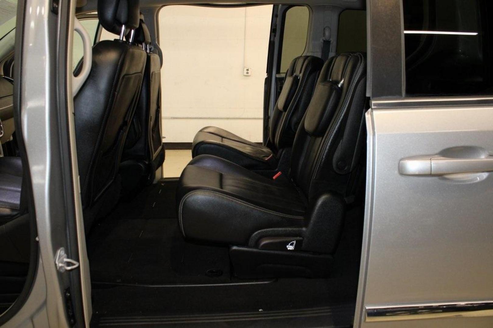 2016 Billet Silver Metallic Clearcoat /Black/Light Graystone Chrysler Town and Country Touring (2C4RC1BG4GR) with an 3.6L 6-Cylinder SMPI Flex Fuel DOHC engine, Automatic transmission, located at 15300 Midway Rd., Addison, TX, 75001, (972) 702-0011, 32.958321, -96.838074 - Photo#15