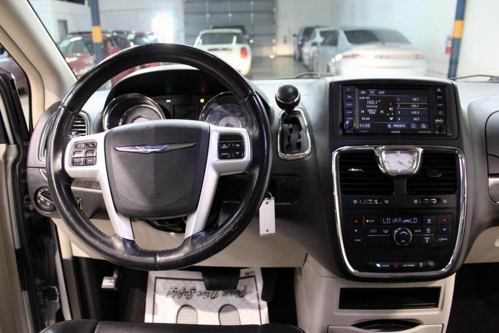 2016 Billet Silver Metallic Clearcoat /Black/Light Graystone Chrysler Town and Country Touring (2C4RC1BG4GR) with an 3.6L 6-Cylinder SMPI Flex Fuel DOHC engine, Automatic transmission, located at 15300 Midway Rd., Addison, TX, 75001, (972) 702-0011, 32.958321, -96.838074 - Photo#17