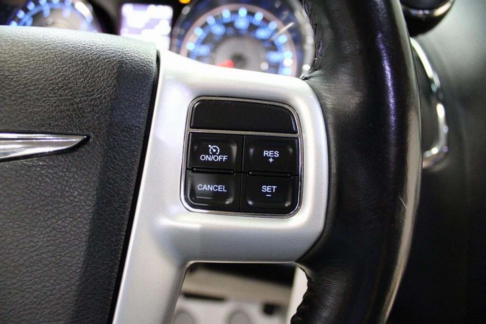 2016 Billet Silver Metallic Clearcoat /Black/Light Graystone Chrysler Town and Country Touring (2C4RC1BG4GR) with an 3.6L 6-Cylinder SMPI Flex Fuel DOHC engine, Automatic transmission, located at 15300 Midway Rd., Addison, TX, 75001, (972) 702-0011, 32.958321, -96.838074 - Photo#23