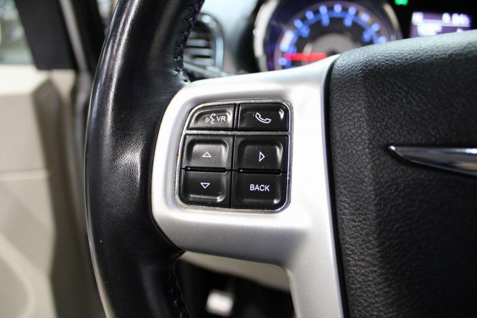 2016 Billet Silver Metallic Clearcoat /Black/Light Graystone Chrysler Town and Country Touring (2C4RC1BG4GR) with an 3.6L 6-Cylinder SMPI Flex Fuel DOHC engine, Automatic transmission, located at 15300 Midway Rd., Addison, TX, 75001, (972) 702-0011, 32.958321, -96.838074 - Photo#24
