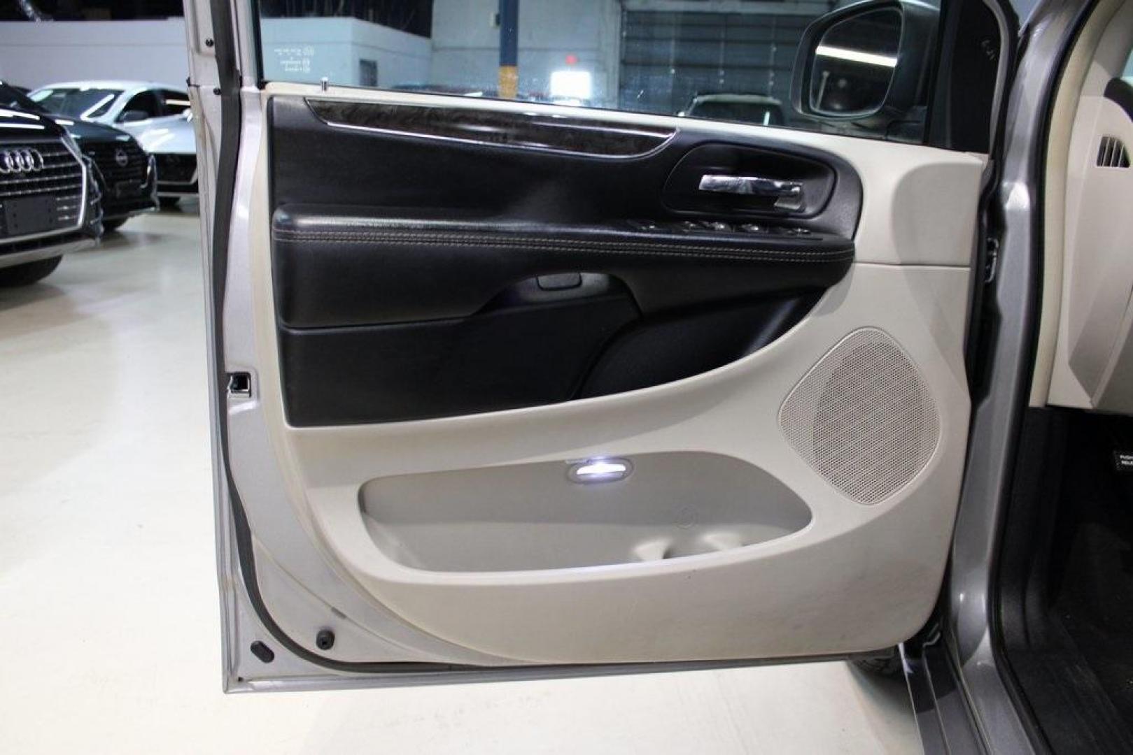 2016 Billet Silver Metallic Clearcoat /Black/Light Graystone Chrysler Town and Country Touring (2C4RC1BG4GR) with an 3.6L 6-Cylinder SMPI Flex Fuel DOHC engine, Automatic transmission, located at 15300 Midway Rd., Addison, TX, 75001, (972) 702-0011, 32.958321, -96.838074 - Photo#25