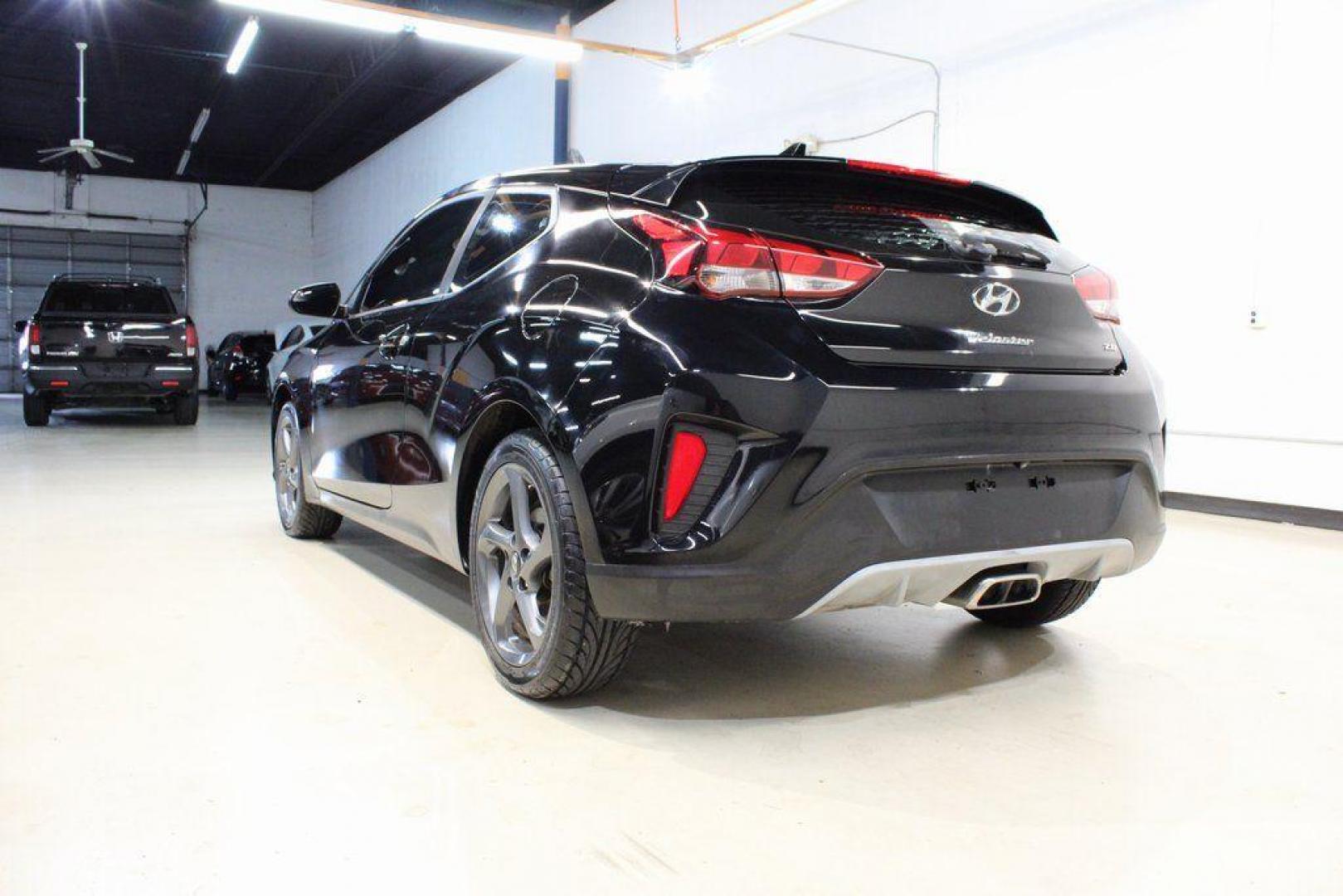 2019 Ultra Black Pearl /Black Hyundai Veloster 2.0 (KMHTG6AF1KU) with an 2.0L 4-Cylinder MPI DOHC engine, Automatic transmission, located at 15300 Midway Rd., Addison, TX, 75001, (972) 702-0011, 32.958321, -96.838074 - 2019 Hyundai Veloster 2.0 Premium<br><br>Now Available at Midway Auto Group Addison, Texas<br><br>Sporty, stylish, and packed with technologythe 2019 Hyundai Veloster 2.0 Premium stands out with its unique three-door design and fun-to-drive character. With upgraded interior features, strong fuel ef - Photo#4