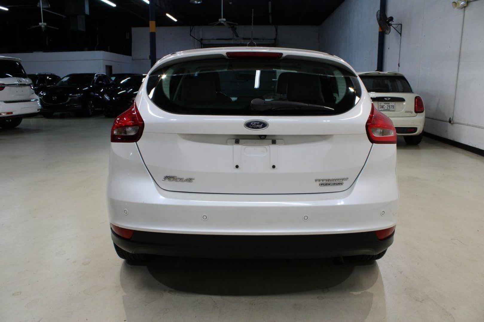 2016 White Platinum Clearcoat Metallic /Medium Soft Ceramic Ford Focus Titanium (1FADP3N2XGL) with an 2.0L I4 DGI Flex Fuel Ti-VCT engine, Automatic transmission, located at 15300 Midway Rd., Addison, TX, 75001, (972) 702-0011, 32.958321, -96.838074 - 2016 Ford Focus SE<br><br>Now Available at Midway Auto Group Addison, Texas<br><br>Efficient, comfortable, and versatilethe 2016 Ford Focus SE offers a great blend of fuel economy, modern technology, and everyday practicality. Whether you're commuting across DFW or looking for a reliable compact ca - Photo#4