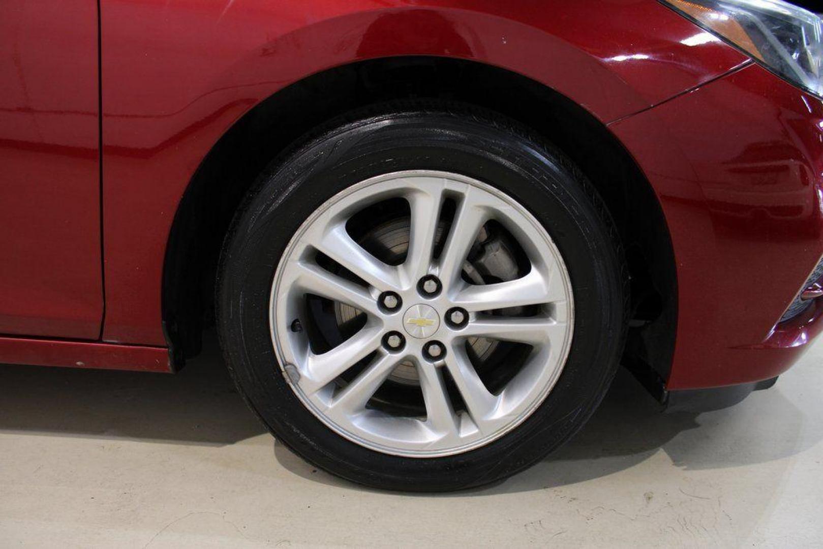 2017 Cajun Red Tintcoat /Black Chevrolet Cruze LT (3G1BE6SM8HS) with an 1.4L 4-Cylinder Turbo DOHC CVVT engine, Automatic transmission, located at 15300 Midway Rd., Addison, TX, 75001, (972) 702-0011, 32.958321, -96.838074 - Photo#7