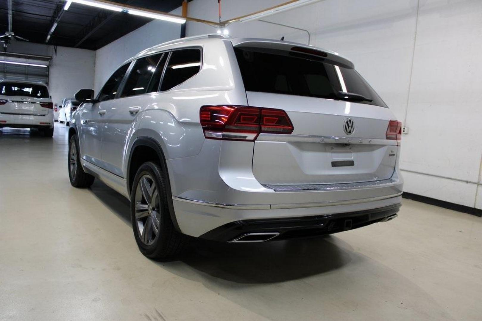 2019 Reflex Silver Metallic /Titan Black Volkswagen Atlas 3.6L V6 SE (1V2XR2CA1KC) with an 3.6L VR6 engine, Automatic transmission, located at 15300 Midway Rd., Addison, TX, 75001, (972) 702-0011, 32.958321, -96.838074 - Photo#3
