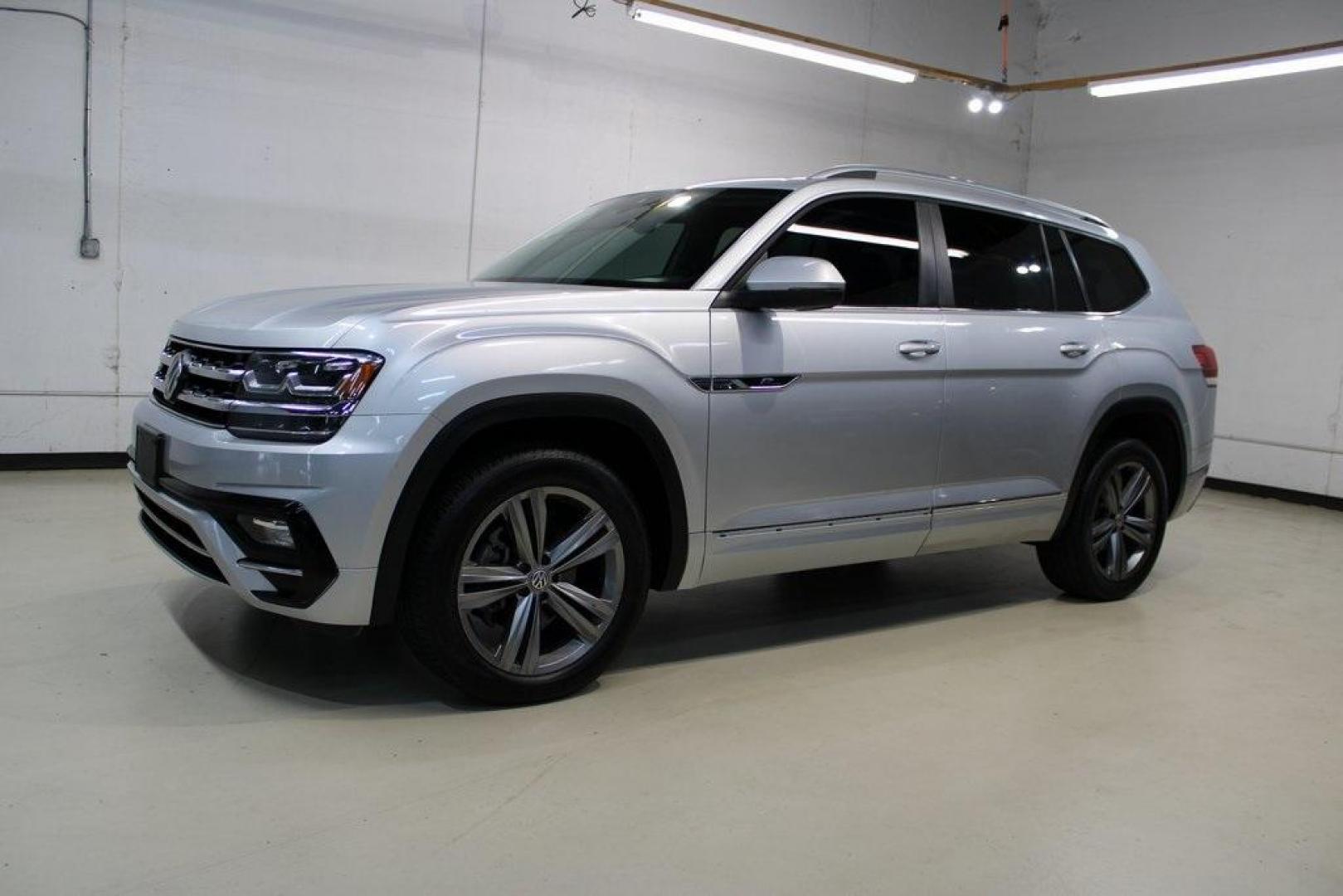 2019 Reflex Silver Metallic /Titan Black Volkswagen Atlas 3.6L V6 SE (1V2XR2CA1KC) with an 3.6L VR6 engine, Automatic transmission, located at 15300 Midway Rd., Addison, TX, 75001, (972) 702-0011, 32.958321, -96.838074 - Photo#4