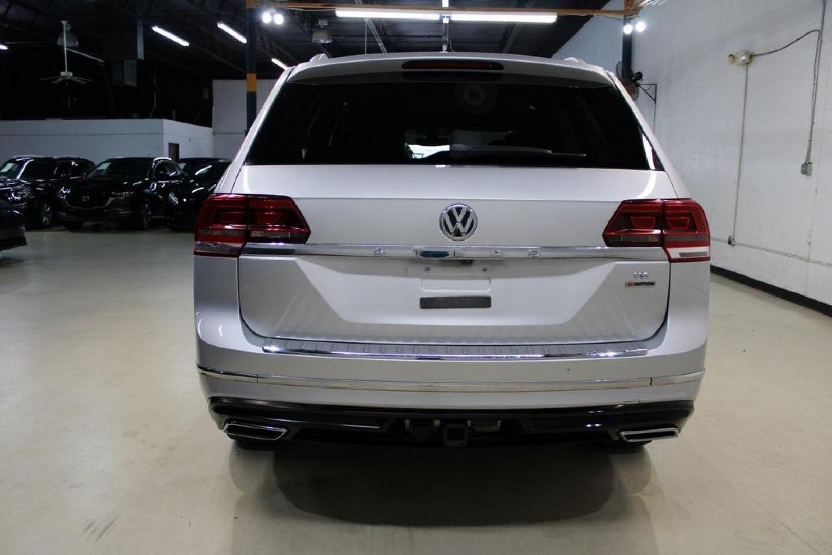 2019 Reflex Silver Metallic /Titan Black Volkswagen Atlas 3.6L V6 SE (1V2XR2CA1KC) with an 3.6L VR6 engine, Automatic transmission, located at 15300 Midway Rd., Addison, TX, 75001, (972) 702-0011, 32.958321, -96.838074 - Photo#7