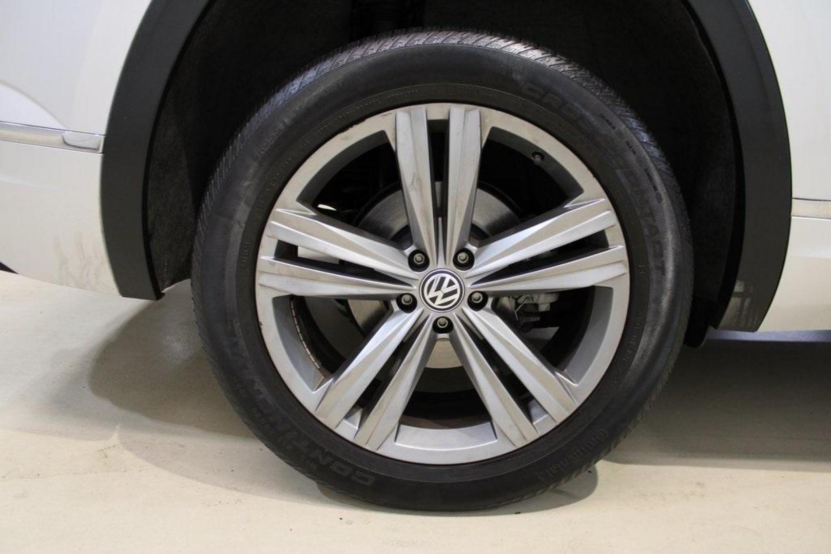 2019 Reflex Silver Metallic /Titan Black Volkswagen Atlas 3.6L V6 SE (1V2XR2CA1KC) with an 3.6L VR6 engine, Automatic transmission, located at 15300 Midway Rd., Addison, TX, 75001, (972) 702-0011, 32.958321, -96.838074 - Photo#10