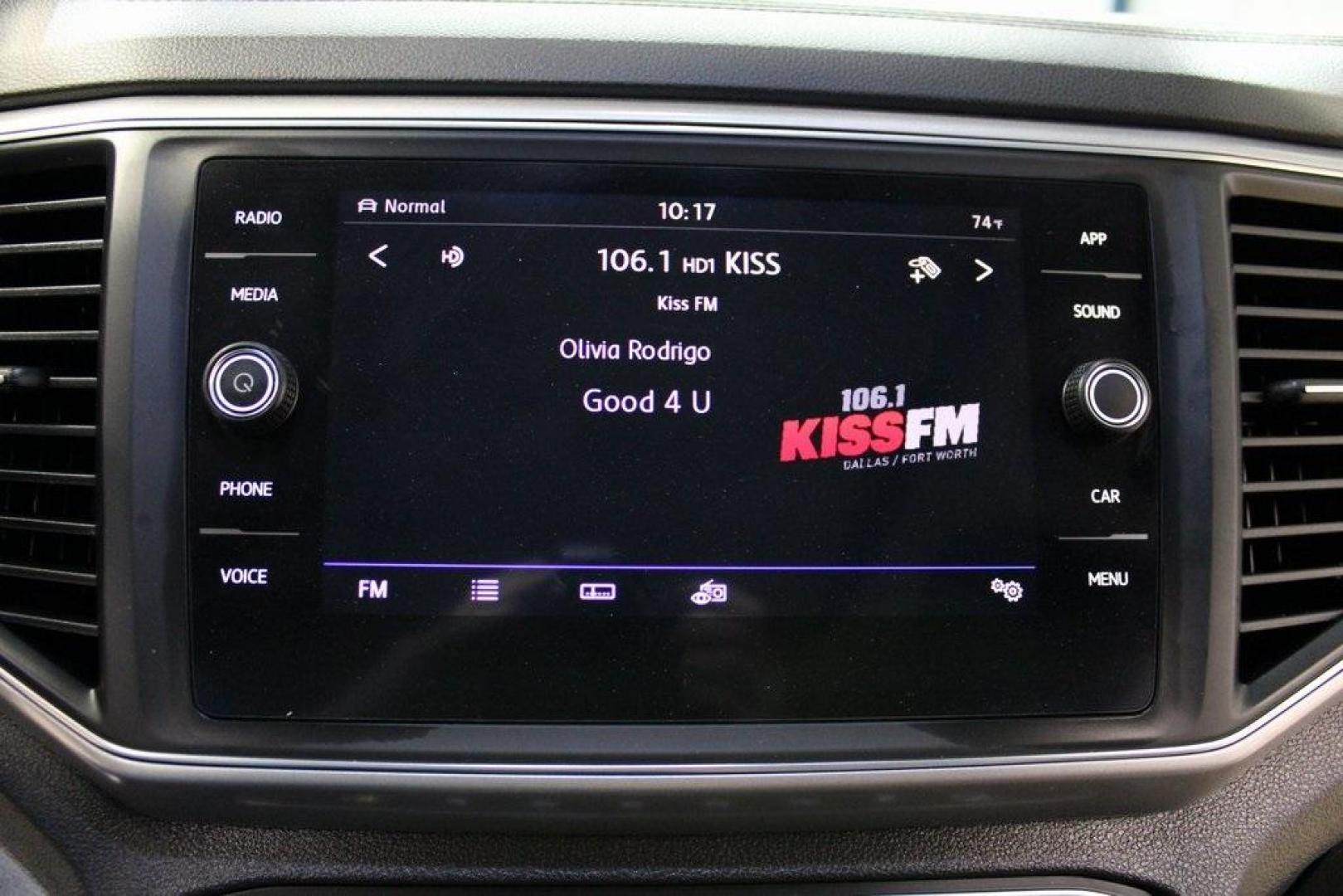 2019 Reflex Silver Metallic /Titan Black Volkswagen Atlas 3.6L V6 SE (1V2XR2CA1KC) with an 3.6L VR6 engine, Automatic transmission, located at 15300 Midway Rd., Addison, TX, 75001, (972) 702-0011, 32.958321, -96.838074 - Photo#19