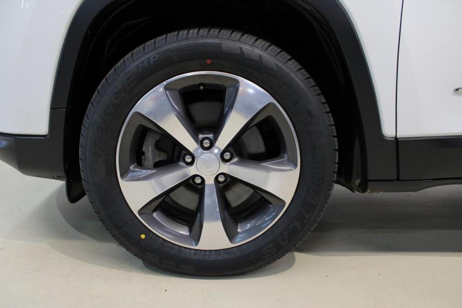 2019 Bright White Clearcoat /Black Jeep Cherokee Limited (1C4PJMDX5KD) with an 3.2L V6 engine, Automatic transmission, located at 15300 Midway Rd., Addison, TX, 75001, (972) 702-0011, 32.958321, -96.838074 - Photo#8