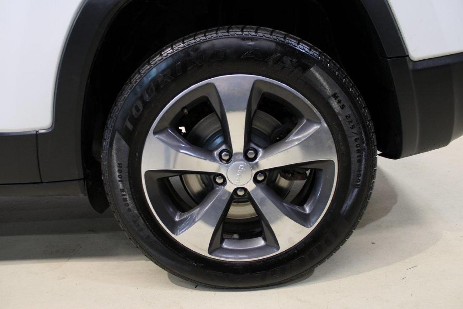 2019 Bright White Clearcoat /Black Jeep Cherokee Limited (1C4PJMDX5KD) with an 3.2L V6 engine, Automatic transmission, located at 15300 Midway Rd., Addison, TX, 75001, (972) 702-0011, 32.958321, -96.838074 - Photo#9