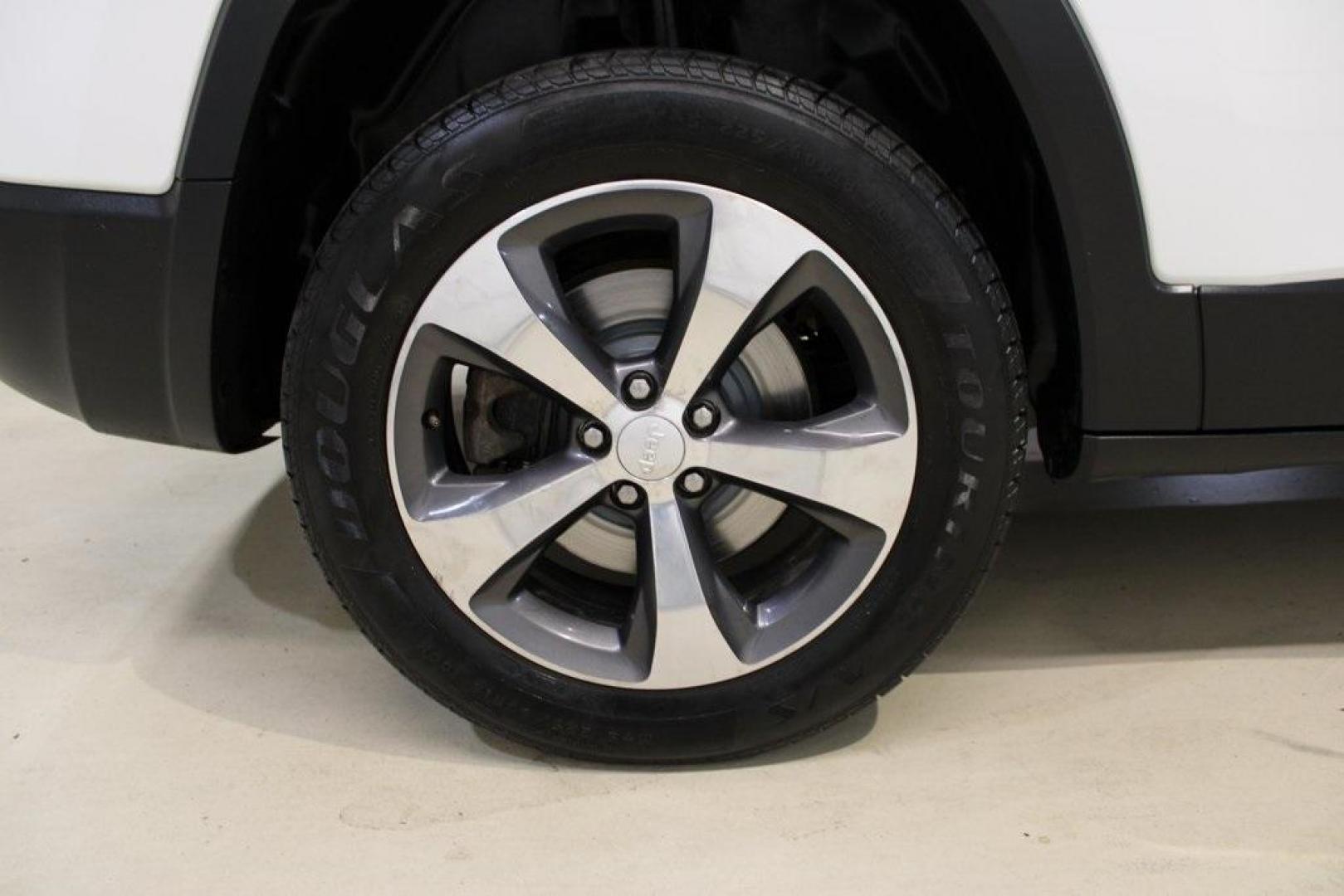 2019 Bright White Clearcoat /Black Jeep Cherokee Limited (1C4PJMDX5KD) with an 3.2L V6 engine, Automatic transmission, located at 15300 Midway Rd., Addison, TX, 75001, (972) 702-0011, 32.958321, -96.838074 - Photo#10