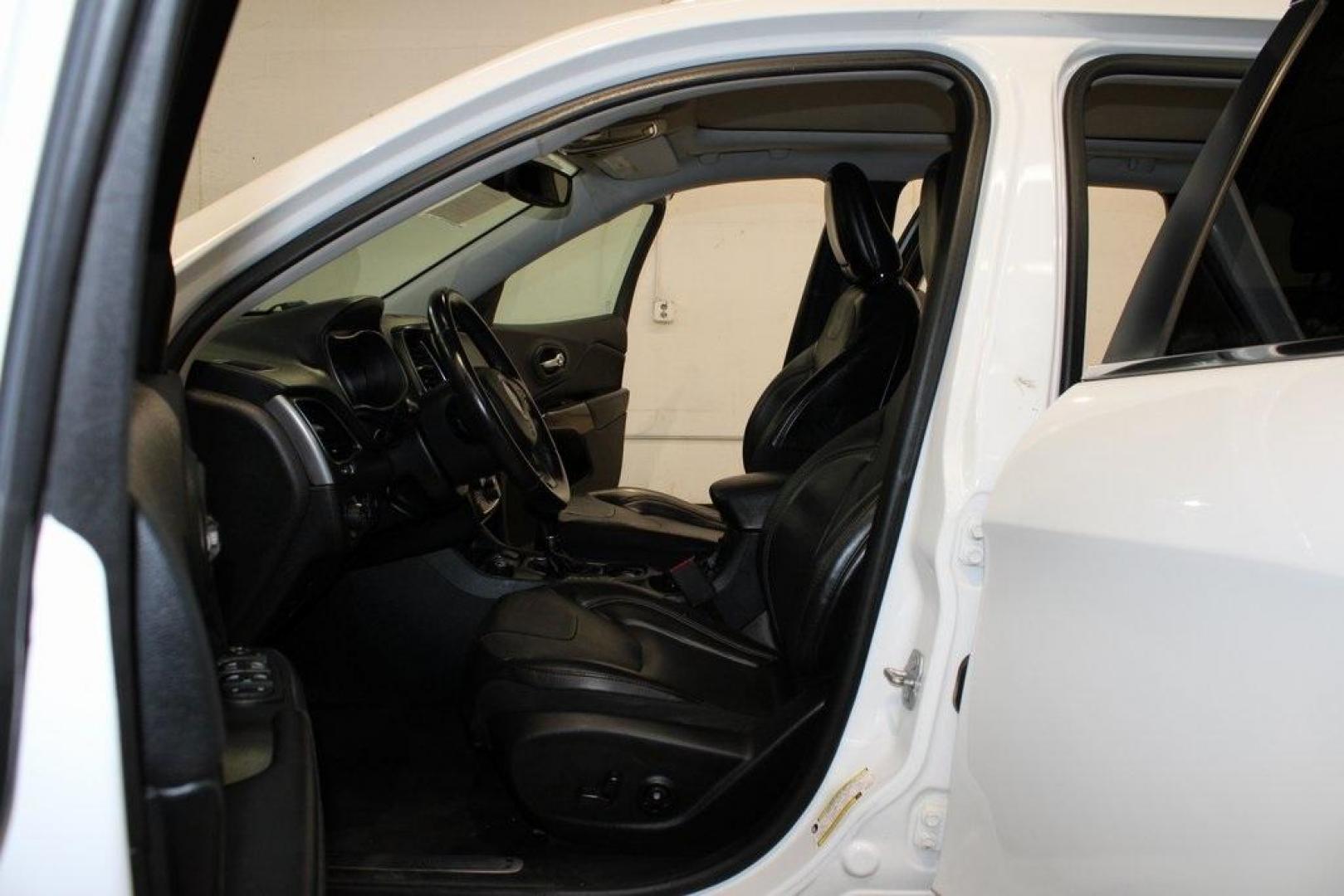 2019 Bright White Clearcoat /Black Jeep Cherokee Limited (1C4PJMDX5KD) with an 3.2L V6 engine, Automatic transmission, located at 15300 Midway Rd., Addison, TX, 75001, (972) 702-0011, 32.958321, -96.838074 - Photo#12