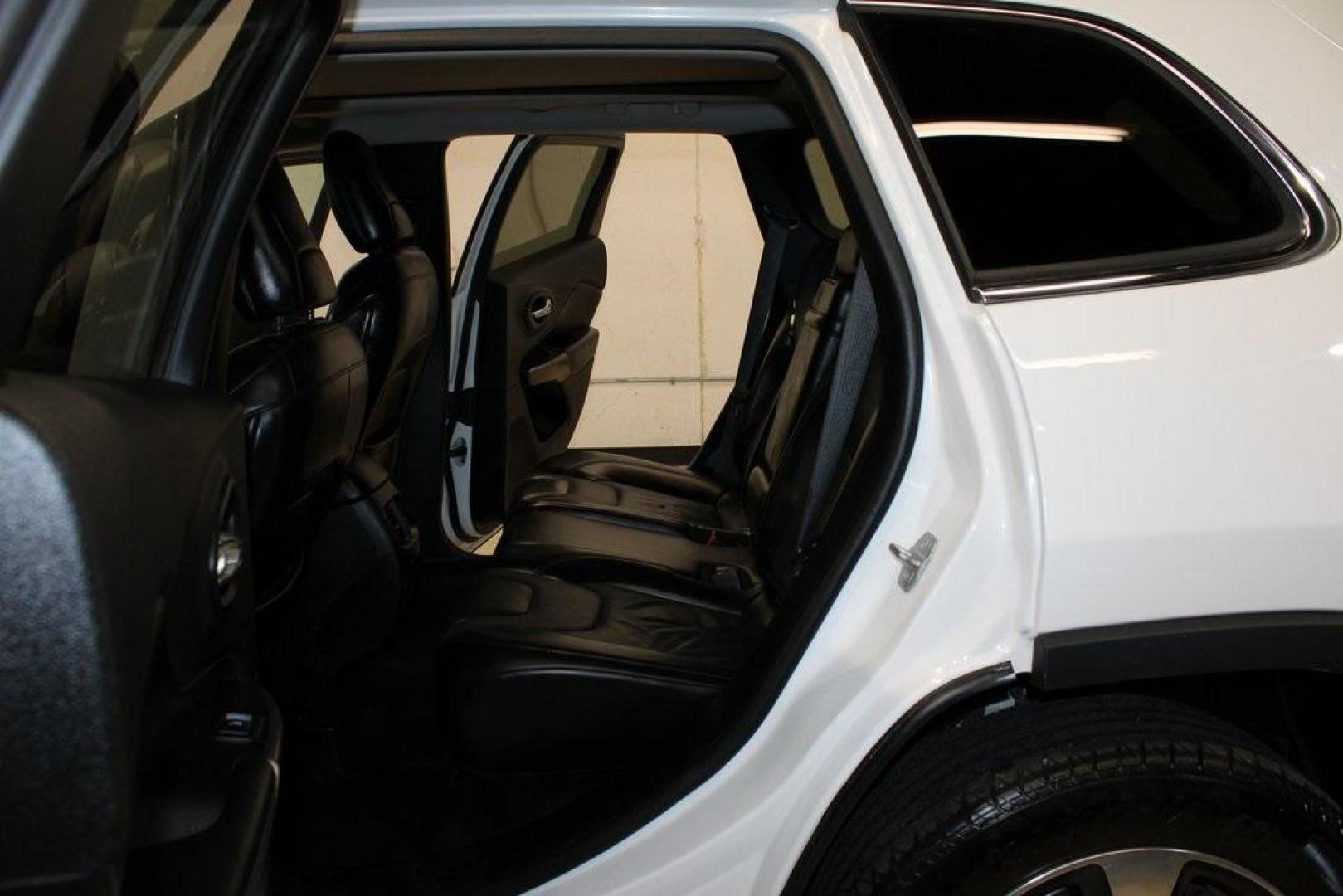 2019 Bright White Clearcoat /Black Jeep Cherokee Limited (1C4PJMDX5KD) with an 3.2L V6 engine, Automatic transmission, located at 15300 Midway Rd., Addison, TX, 75001, (972) 702-0011, 32.958321, -96.838074 - Photo#15