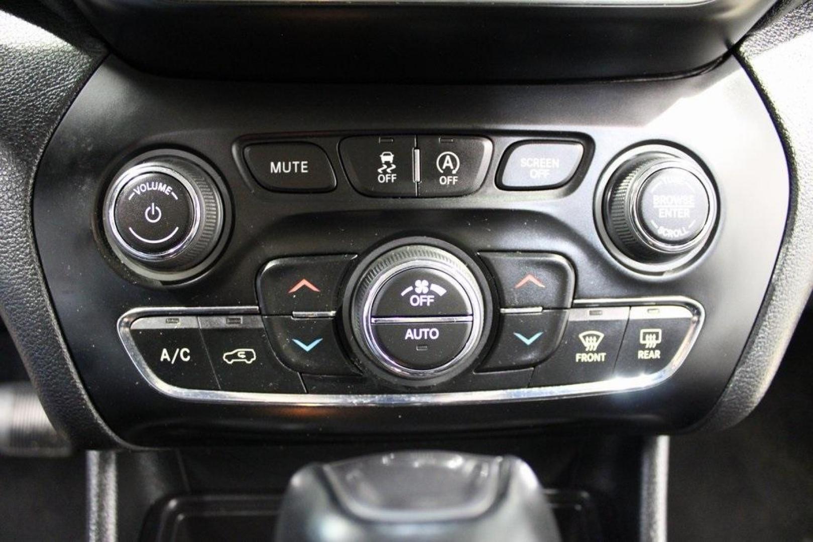2019 Bright White Clearcoat /Black Jeep Cherokee Limited (1C4PJMDX5KD) with an 3.2L V6 engine, Automatic transmission, located at 15300 Midway Rd., Addison, TX, 75001, (972) 702-0011, 32.958321, -96.838074 - Photo#21