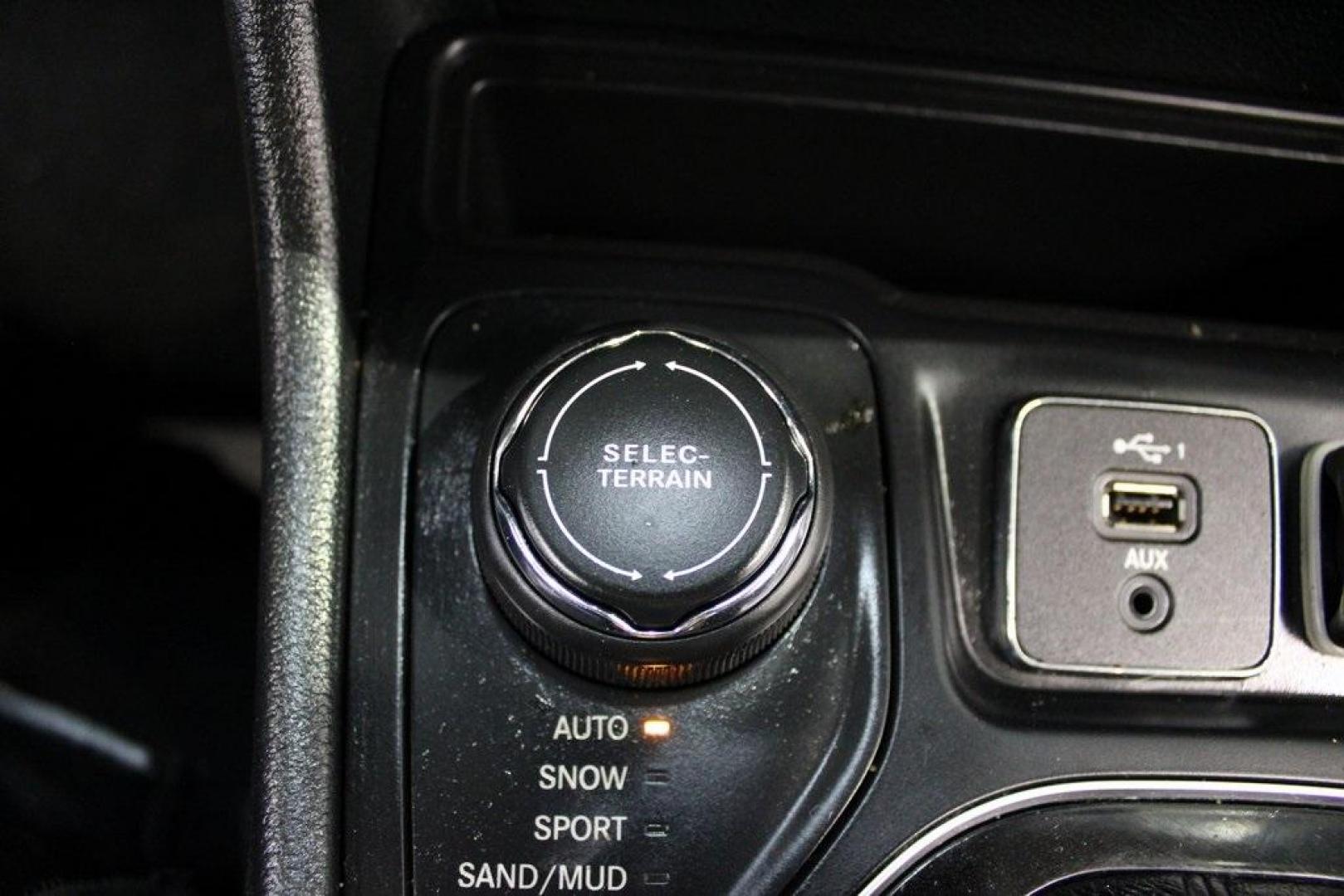 2019 Bright White Clearcoat /Black Jeep Cherokee Limited (1C4PJMDX5KD) with an 3.2L V6 engine, Automatic transmission, located at 15300 Midway Rd., Addison, TX, 75001, (972) 702-0011, 32.958321, -96.838074 - Photo#22