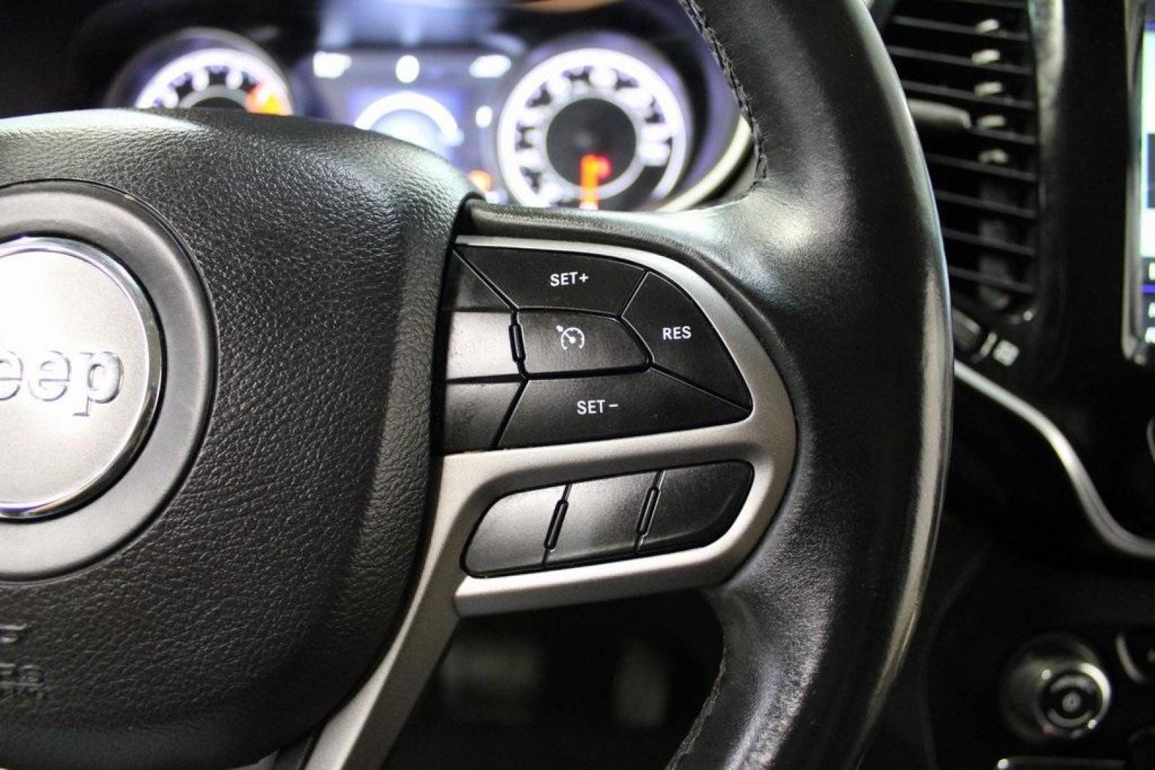 2019 Bright White Clearcoat /Black Jeep Cherokee Limited (1C4PJMDX5KD) with an 3.2L V6 engine, Automatic transmission, located at 15300 Midway Rd., Addison, TX, 75001, (972) 702-0011, 32.958321, -96.838074 - Photo#25