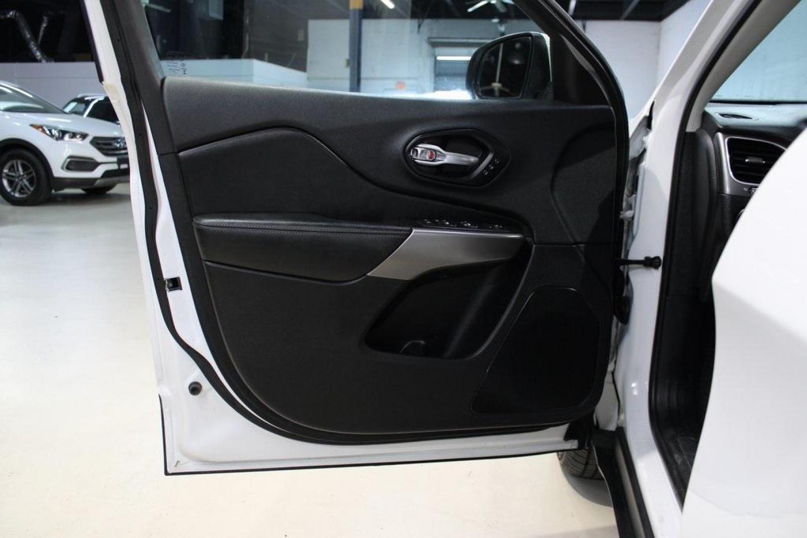 2019 Bright White Clearcoat /Black Jeep Cherokee Limited (1C4PJMDX5KD) with an 3.2L V6 engine, Automatic transmission, located at 15300 Midway Rd., Addison, TX, 75001, (972) 702-0011, 32.958321, -96.838074 - Photo#28