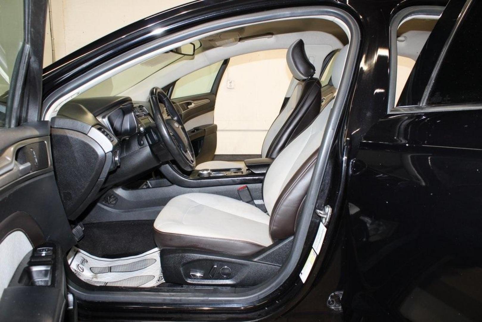 2019 Black /Light Putty Ford Fusion SE (3FA6P0HD1KR) with an 1.5L EcoBoost engine, Automatic transmission, located at 15300 Midway Rd., Addison, TX, 75001, (972) 702-0011, 32.958321, -96.838074 - Photo#12