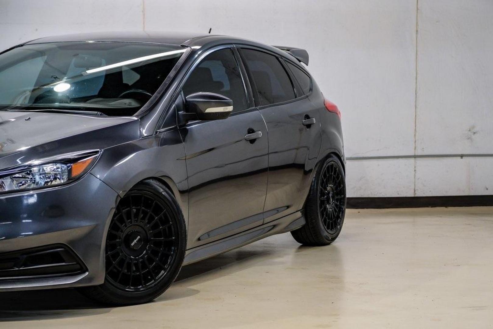 2015 Magnetic /Black Ford Focus ST (1FADP3L93FL) with an EcoBoost 2.0L I4 GTDi DOHC Turbocharged VCT engine, Manual transmission, located at 15300 Midway Rd., Addison, TX, 75001, (972) 702-0011, 32.958321, -96.838074 - Photo#5